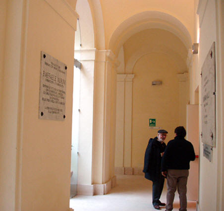 lapide nei locali della nuova Biblioteca Melchiorre Delfico di Teramo