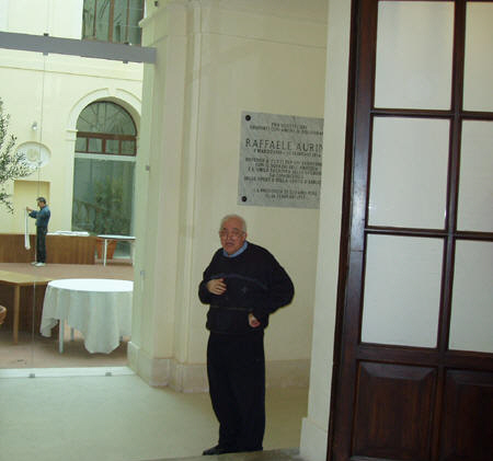 Marcello Sgattoni nel cortile della Biblioteca Delfico